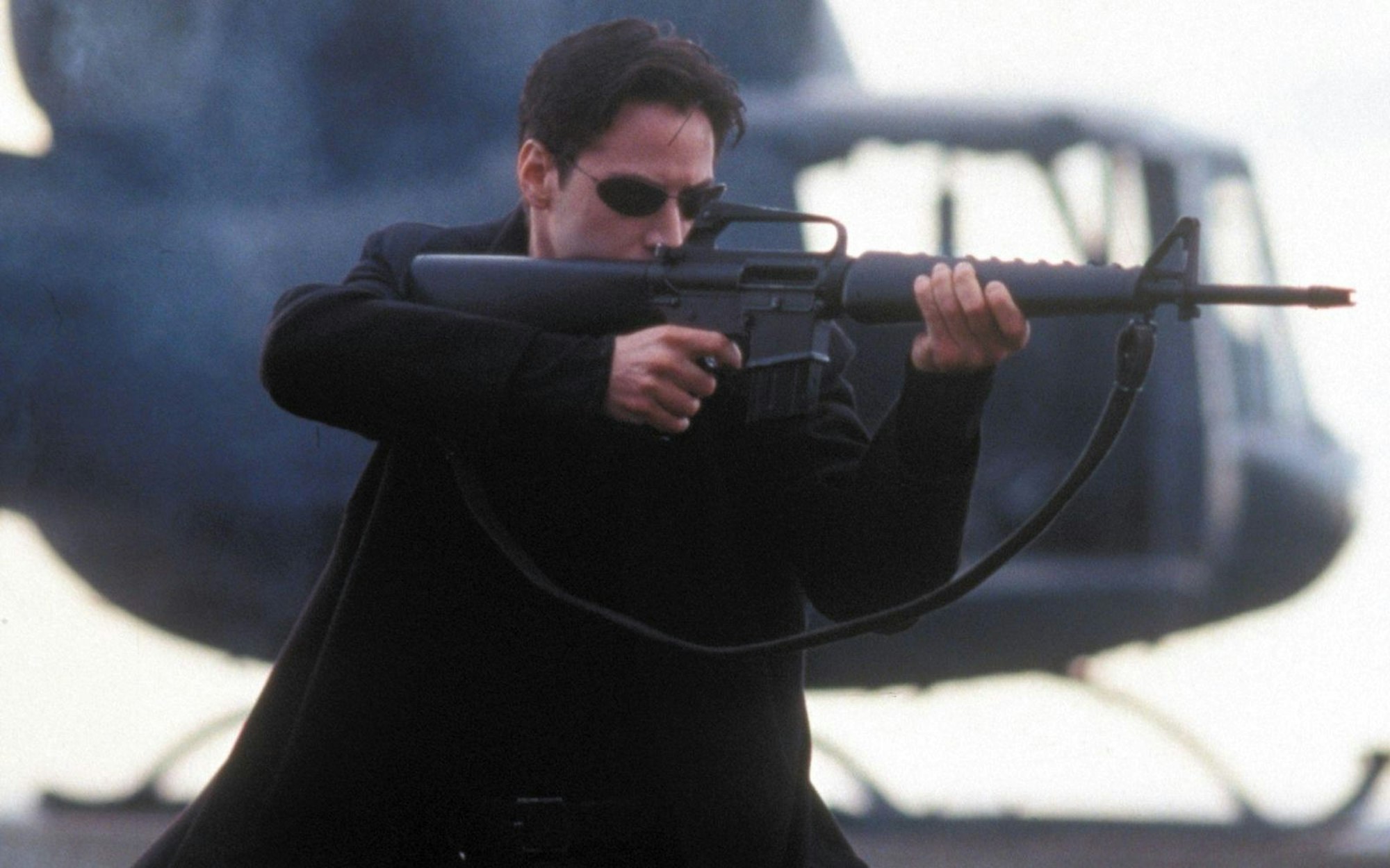 Wehende Mäntel, halsbrecherische Martial-Arts-Fights und spektakuläre Spezialeffekte - „Matrix“ mit Keanu Reeves in der Hauptrolle bietet genug von alldem. (Bild: RTL / 1999 Warner Bros. Entertainment Inc. )