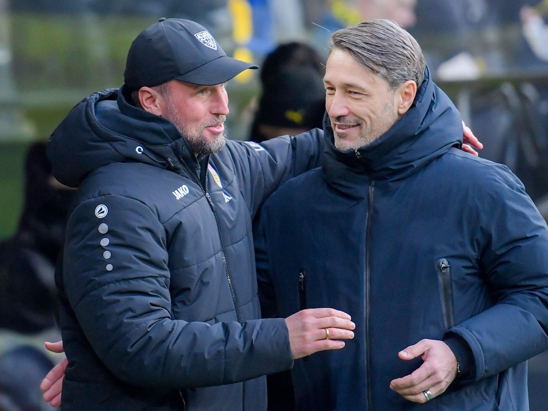 Niko Kovac (r.) und Sebastian Hoeneß unterhalten sich vor dem Spiel.