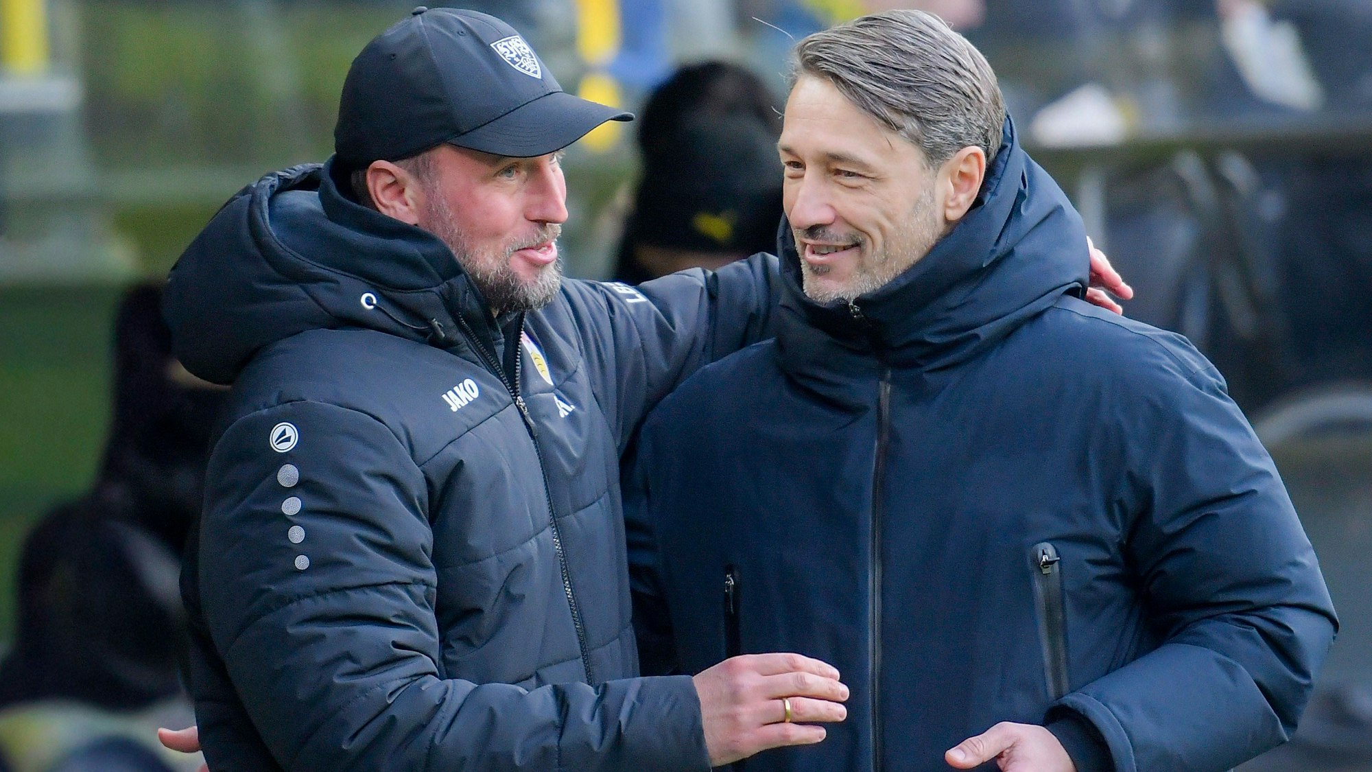 Niko Kovac (r.) und Sebastian Hoeneß unterhalten sich vor dem Spiel.