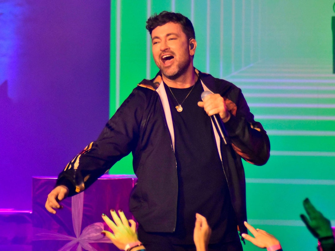 Marteria (bürgerlich Marten Laciny) hat ein Gratis-Konzert in Köln angekündigt. Das Foto zeigt den Rapper im Dezember 2025 im Lokschuppen Bielefeld.