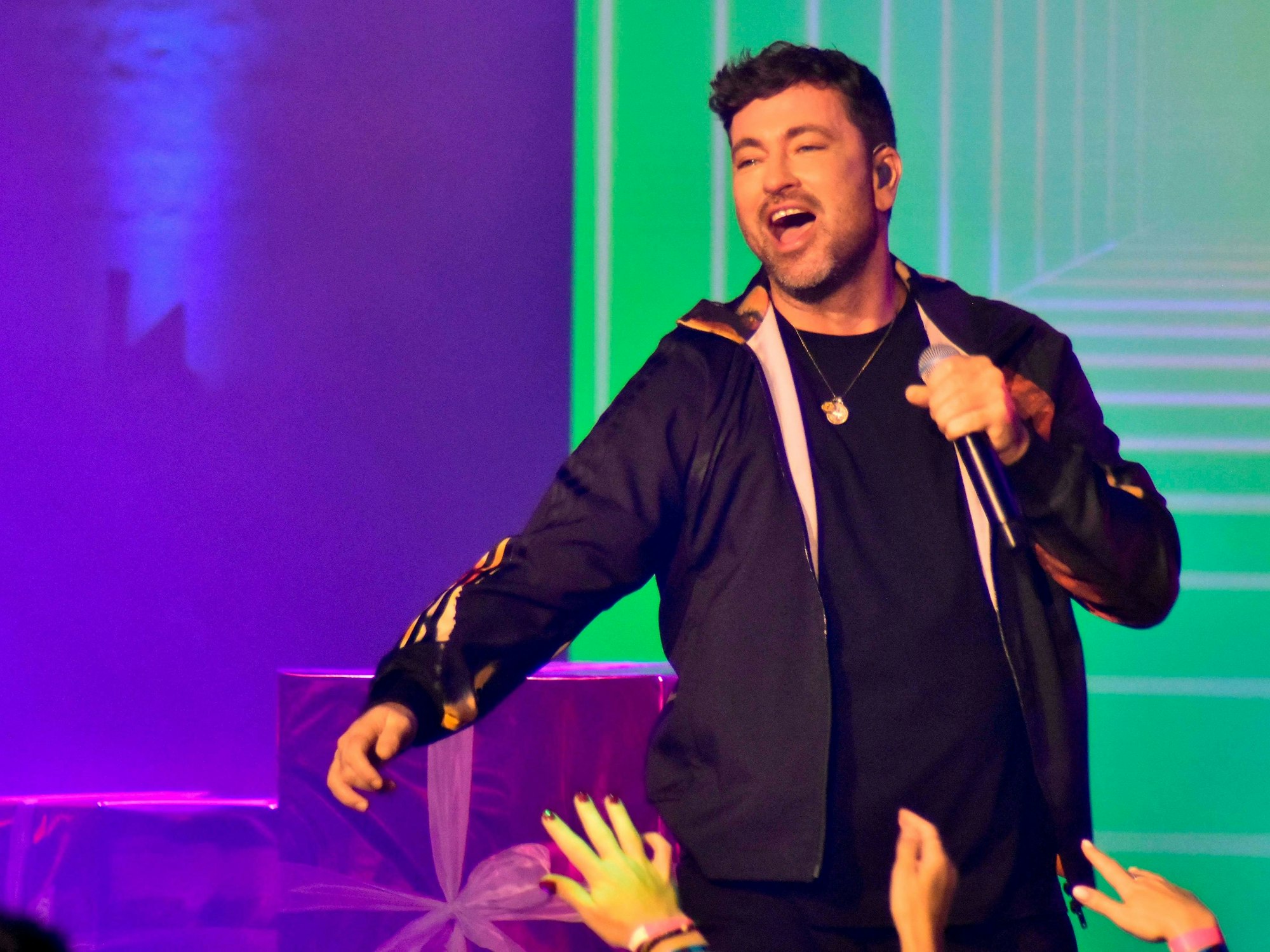 Marteria (bürgerlich Marten Laciny) hat ein Gratis-Konzert in Köln angekündigt. Das Foto zeigt den Rapper im Dezember 2025 im Lokschuppen Bielefeld.