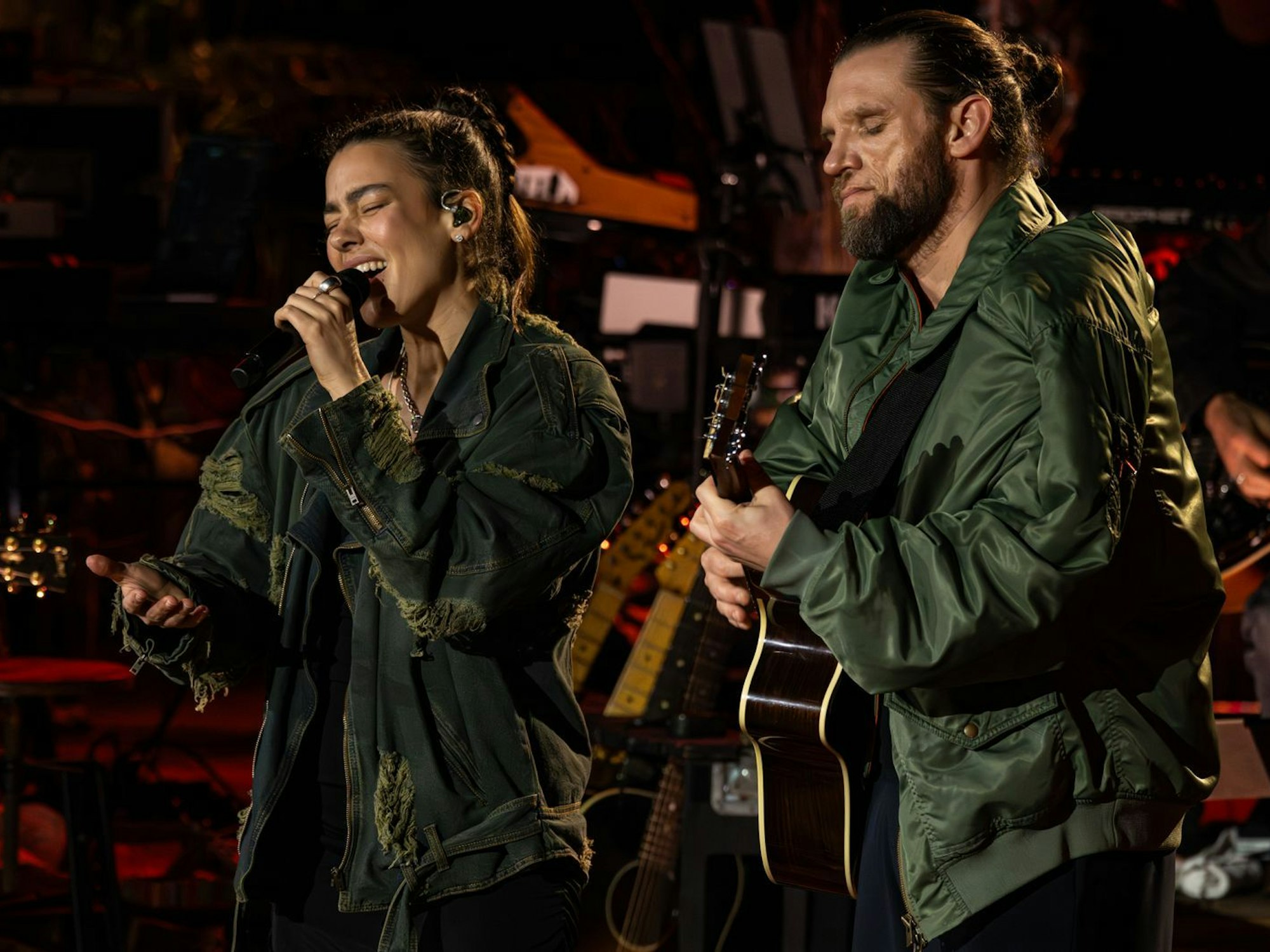 Im Mittelpunkt der zweiten Folge stand Frida Gold, weshalb Alina Süggeler in Südafrika Besuch von ihrem Bandkollegen Andreas „Andi“ Weizel bekam. (Bild: RTL / Markus Hertrich)