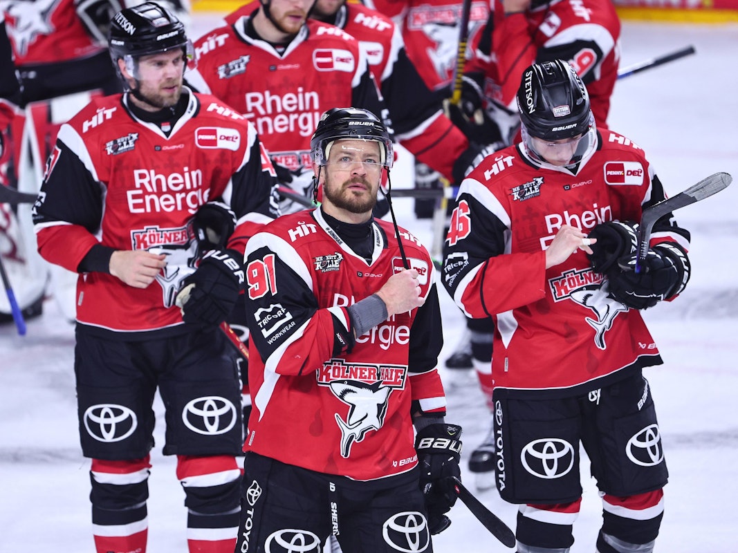 Nach dem Spiel der Kölner Haie verabschiedet sich Moritz Müller von den Fans.