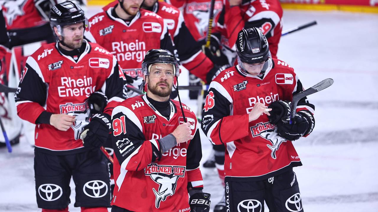 Nach dem Spiel der Kölner Haie verabschiedet sich Moritz Müller von den Fans.