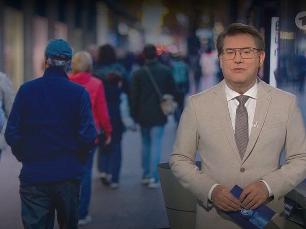 Jens Riewa präsentierte die 20-Uhr-Tagesschau mit Brille.