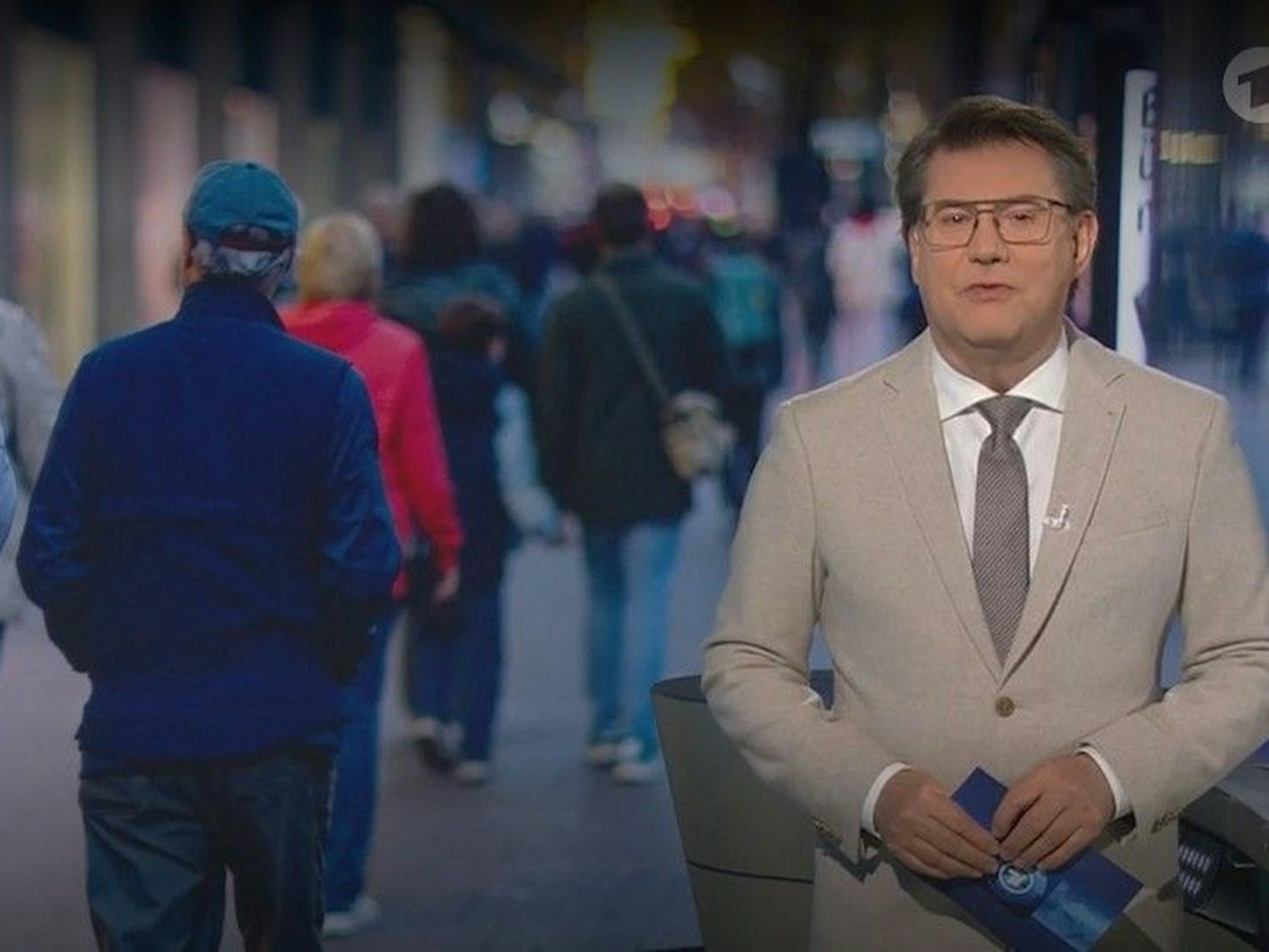 Jens Riewa präsentierte die 20-Uhr-Tagesschau mit Brille.