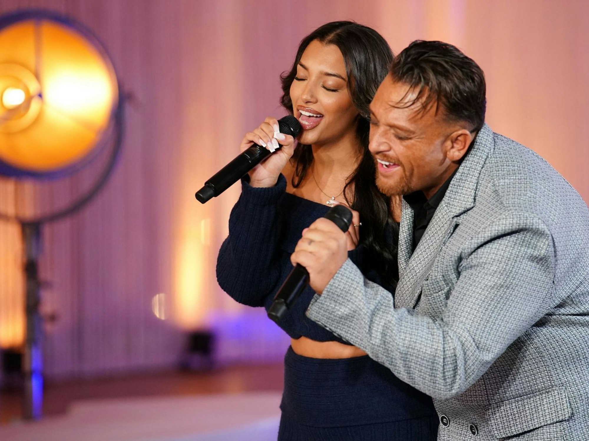 Traumduo? Menowin sang mit Delijah Haile „At Last“ (Etta James). (Bild: RTL / Stefan Gregorowius)