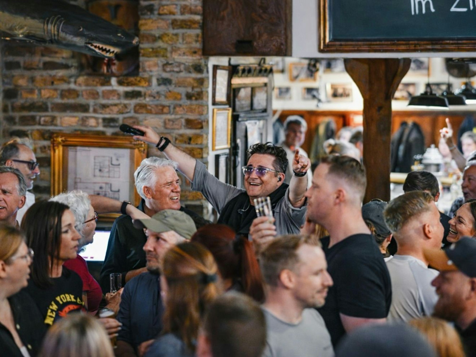 Micky Nauber singt zwischen den Fans beim Auftritt.