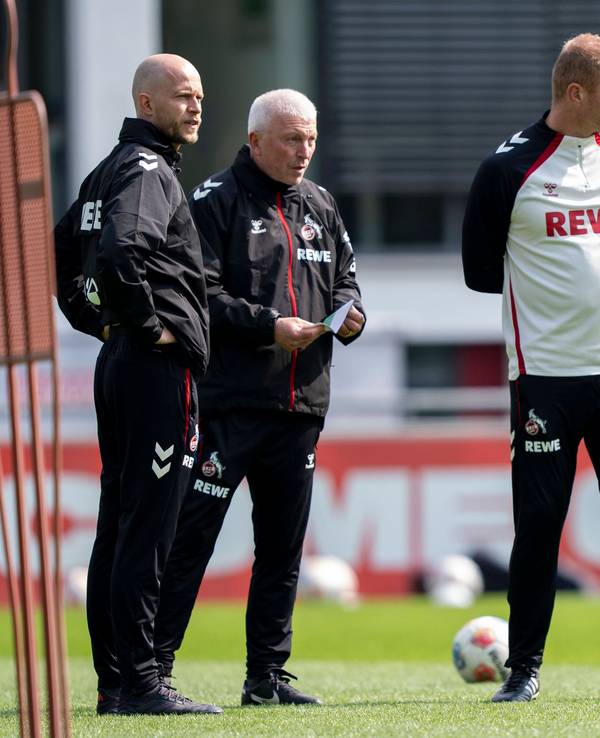 Cheftrainer René Wagner und die Co-Trainer Armin Reutershahn und Lukas Sinkiewicz beobachten die Spieler des 1. FC Köln beim Training.