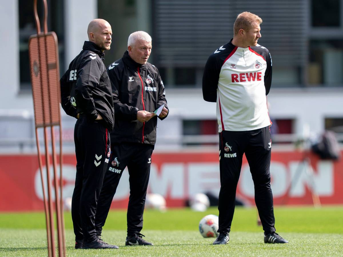Cheftrainer René Wagner und die Co-Trainer Armin Reutershahn und Lukas Sinkiewicz beobachten die Spieler des 1. FC Köln beim Training.