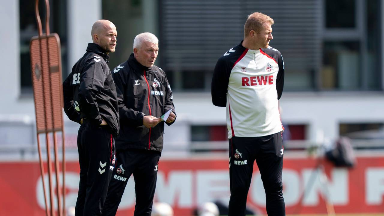 Cheftrainer René Wagner und die Co-Trainer Armin Reutershahn und Lukas Sinkiewicz beobachten die Spieler des 1. FC Köln beim Training.