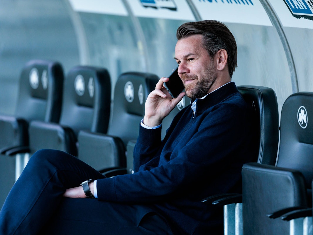 Thomas Kessler telefoniert vor einem FC-Spiel im Stadion.