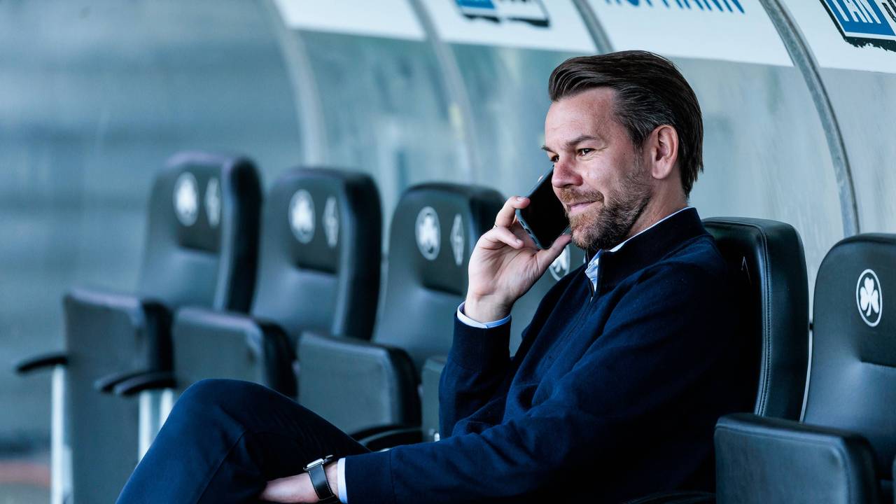 Thomas Kessler telefoniert vor einem FC-Spiel im Stadion.