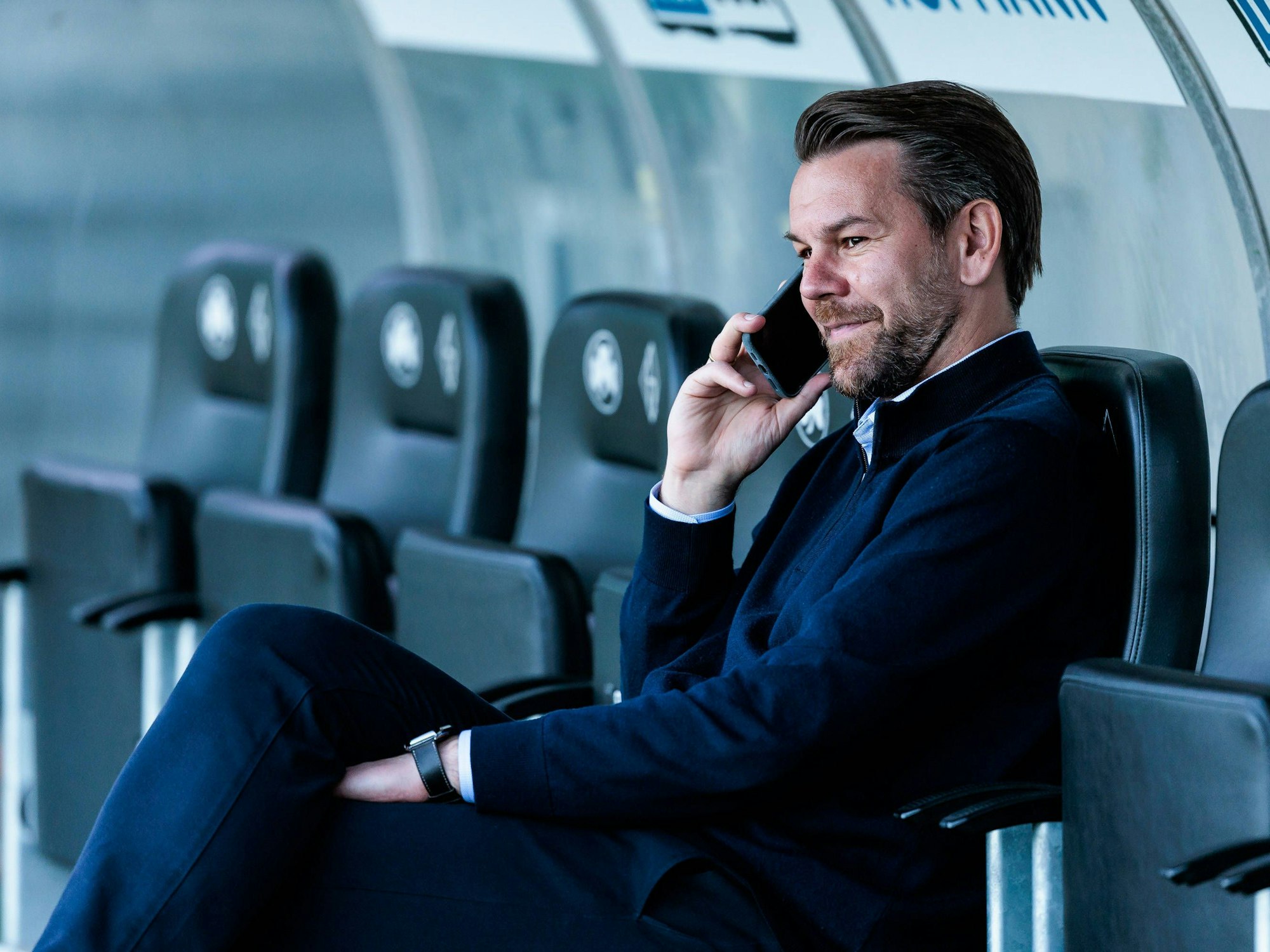 Thomas Kessler telefoniert sichtlich gut gelaunt.