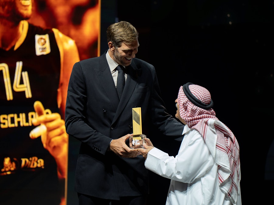 Dirk Nowitzki und Sheikh Saud Ali Al Thani mit Auszeichnung