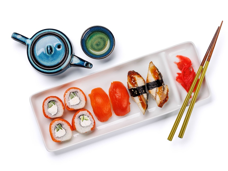 Sushi, Tee und Essstäbchen