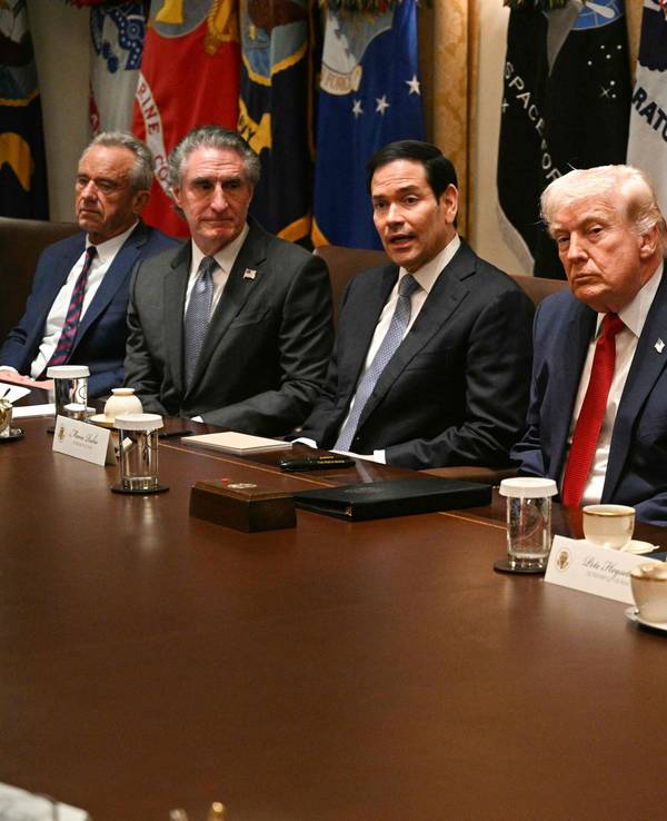 Präsident Donald Trump flankiert von Verteidigungsminister Pete Hegseth (2. v. r.) und Handelsminister Howard Lutnick (r.) sowie von Gesundheitsminister Robert F. Kennedy Jr. (l.), Innenminister Doug Burgum (2. v. l.) und US-Außenminister Marco Rubio (3. v. l.).