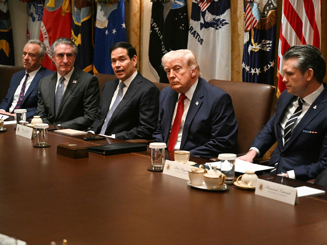 Präsident Donald Trump flankiert von Verteidigungsminister Pete Hegseth (2. v. r.) und Handelsminister Howard Lutnick (r.) sowie von Gesundheitsminister Robert F. Kennedy Jr. (l.), Innenminister Doug Burgum (2. v. l.) und US-Außenminister Marco Rubio (3. v. l.).