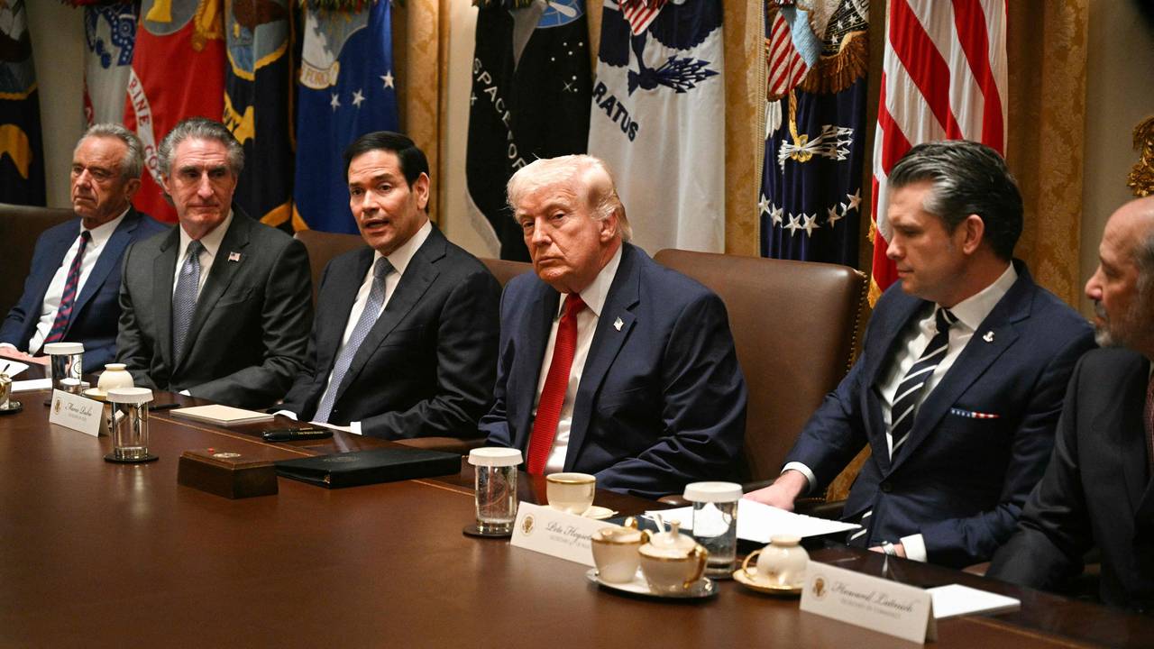 Präsident Donald Trump flankiert von Verteidigungsminister Pete Hegseth (2. v. r.) und Handelsminister Howard Lutnick (r.) sowie von Gesundheitsminister Robert F. Kennedy Jr. (l.), Innenminister Doug Burgum (2. v. l.) und US-Außenminister Marco Rubio (3. v. l.).