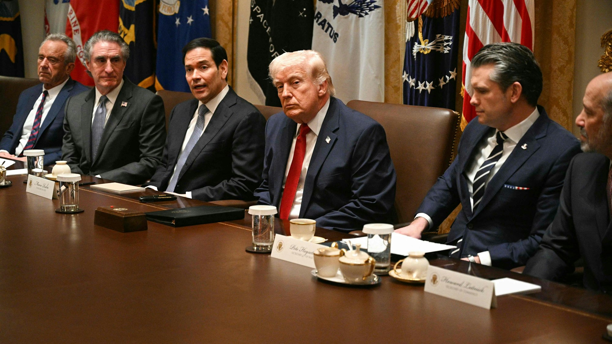 Präsident Donald Trump flankiert von Verteidigungsminister Pete Hegseth (2. v. r.) und Handelsminister Howard Lutnick (r.) sowie von Gesundheitsminister Robert F. Kennedy Jr. (l.), Innenminister Doug Burgum (2. v. l.) und US-Außenminister Marco Rubio (3. v. l.).