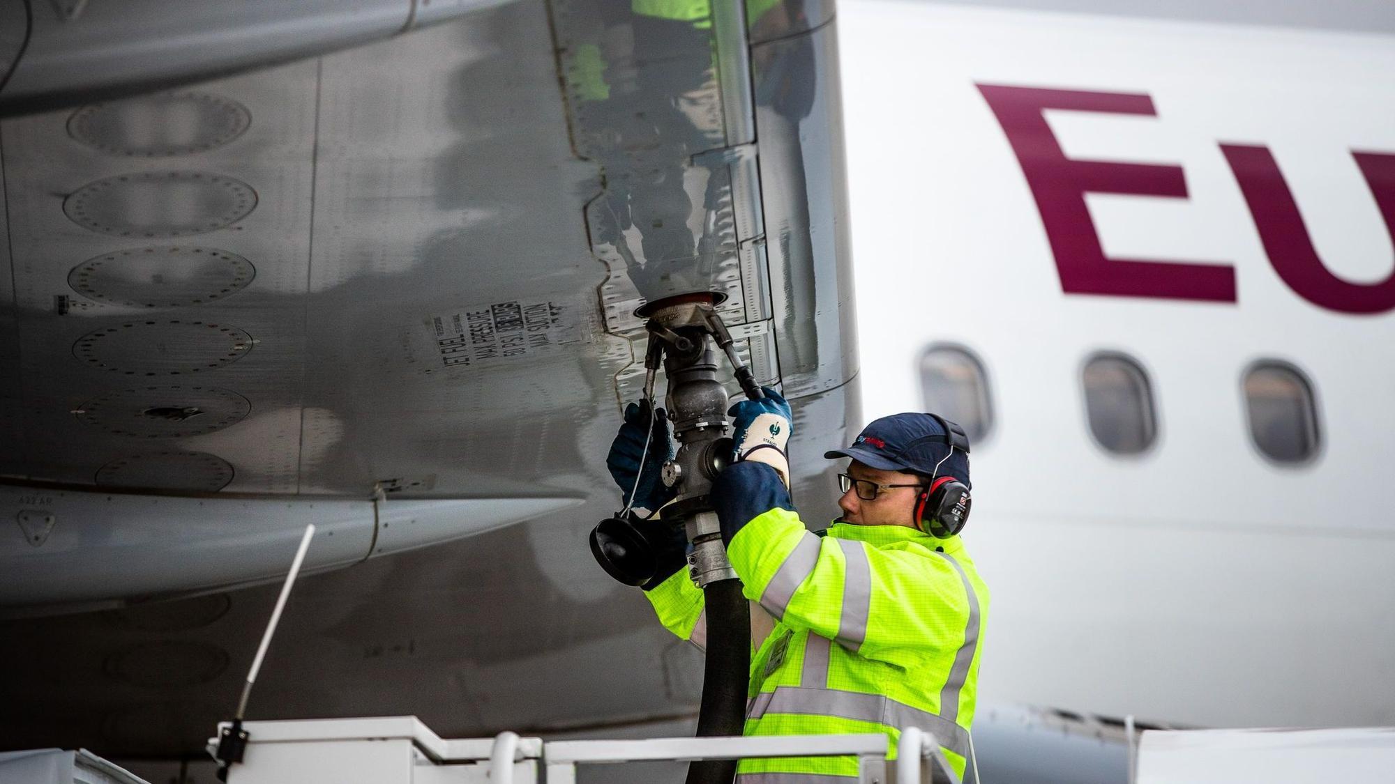 Betankung eines Flugzeugs