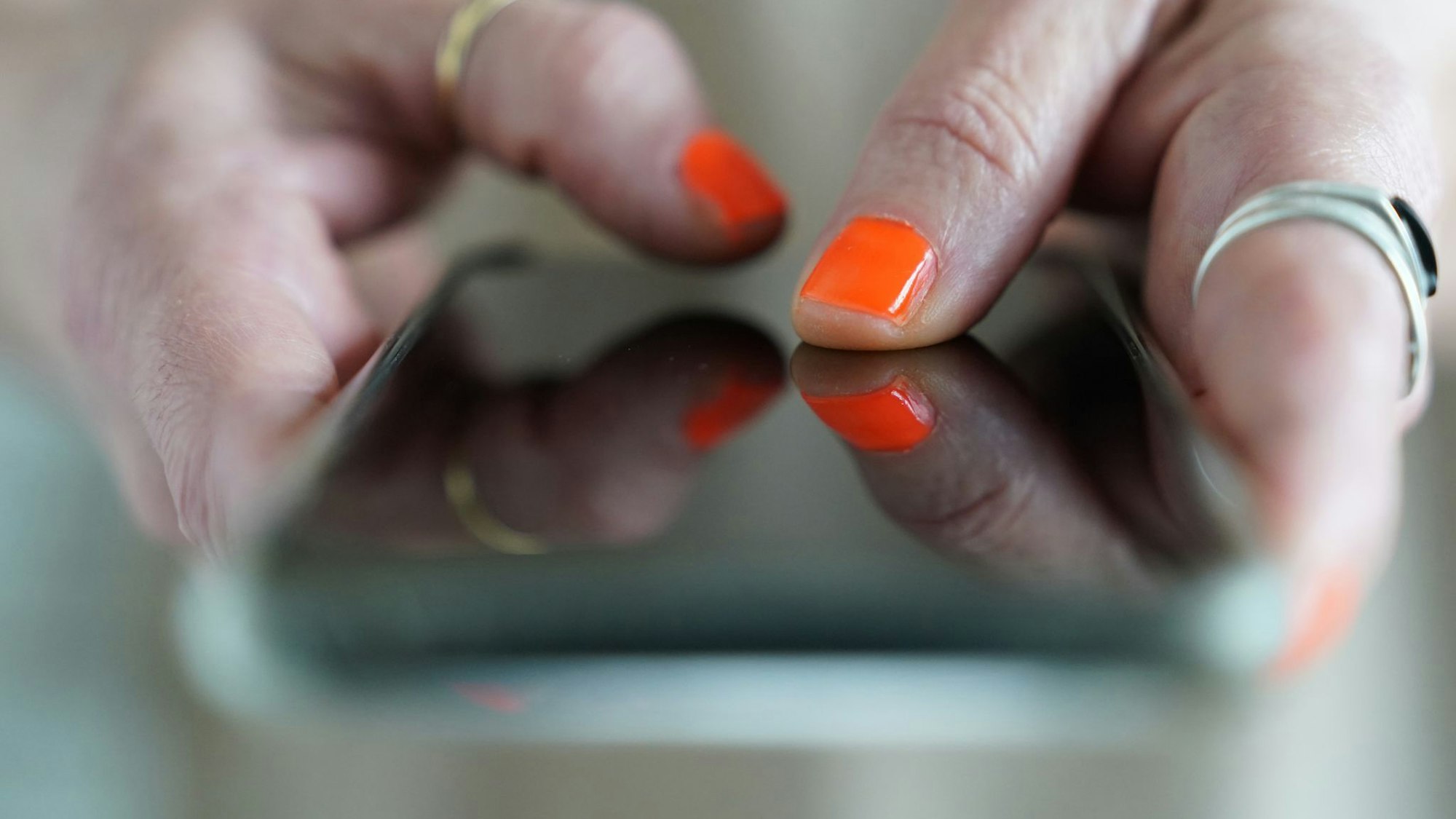 Eine Frau tippt auf einem Smartphone