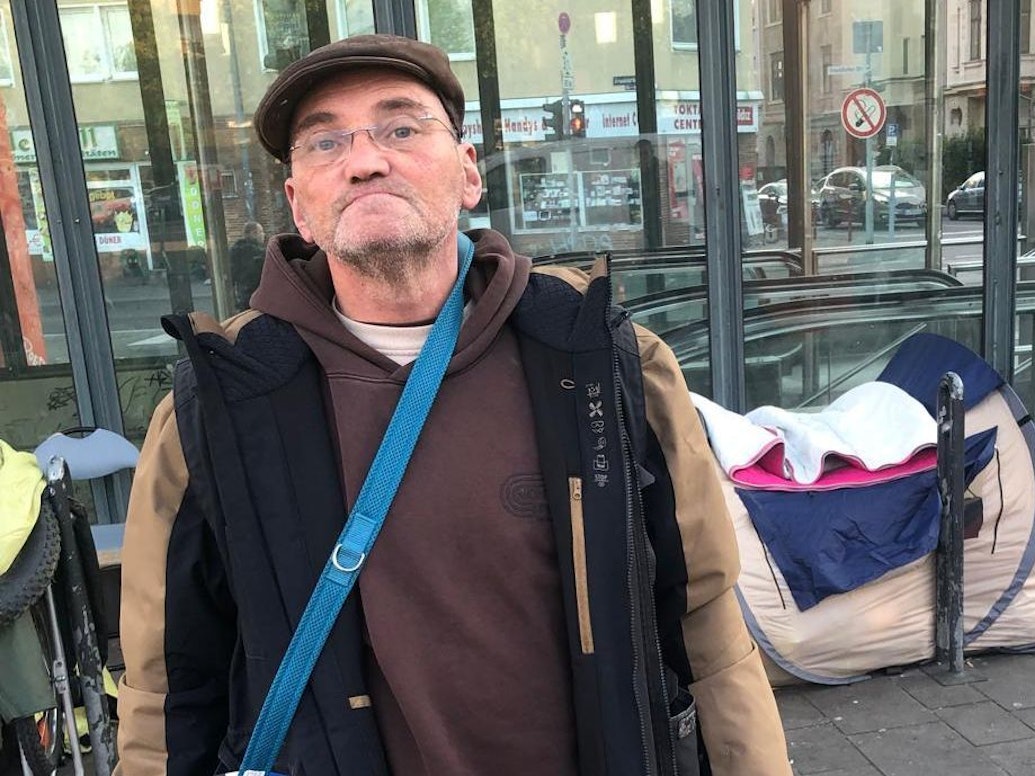 Franco Clemens zeigt Zeltlager in Köln und ruft den sozialen Notstand für Köln aus.