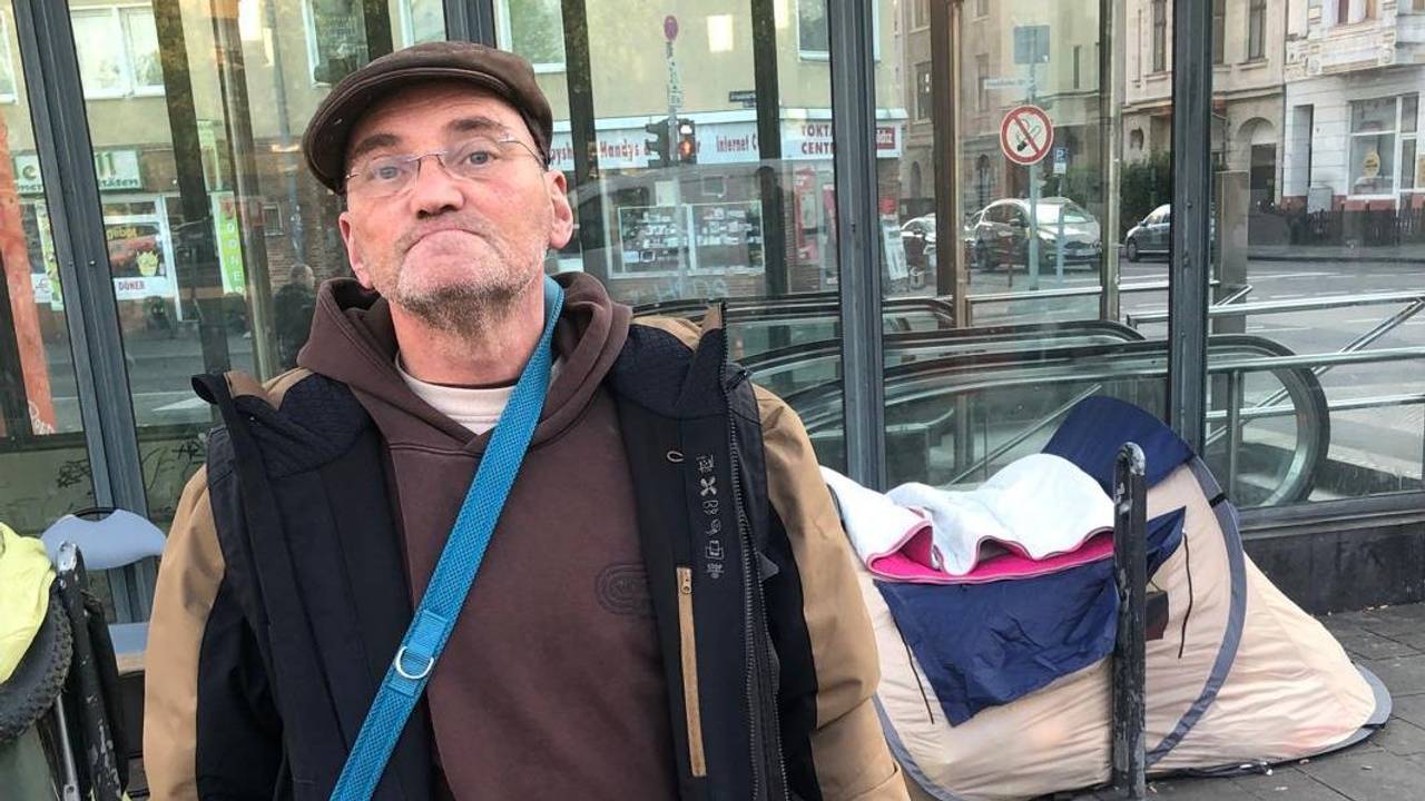 Franco Clemens zeigt Zeltlager in Köln und ruft den sozialen Notstand für Köln aus.