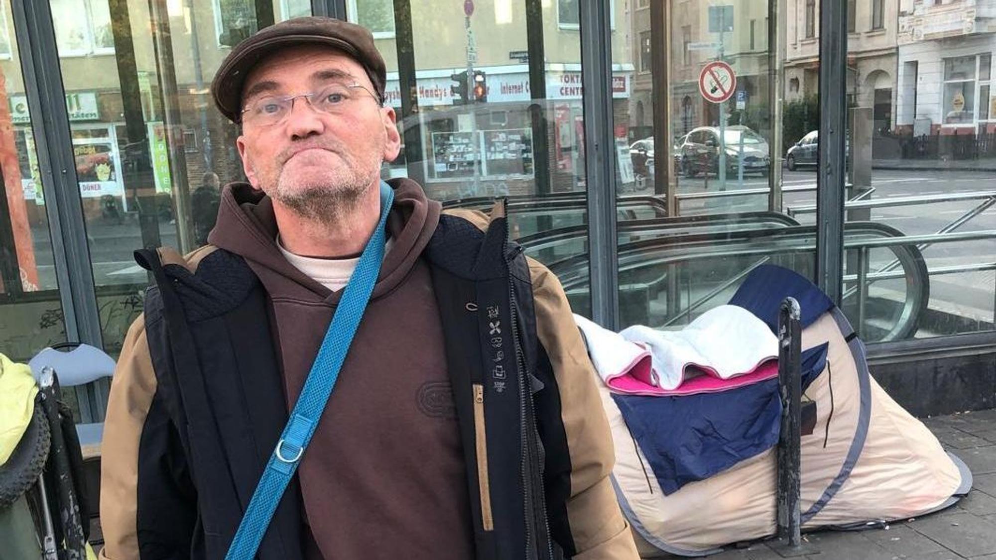 Franco Clemens zeigt Zeltlager in Köln und ruft den sozialen Notstand für Köln aus.