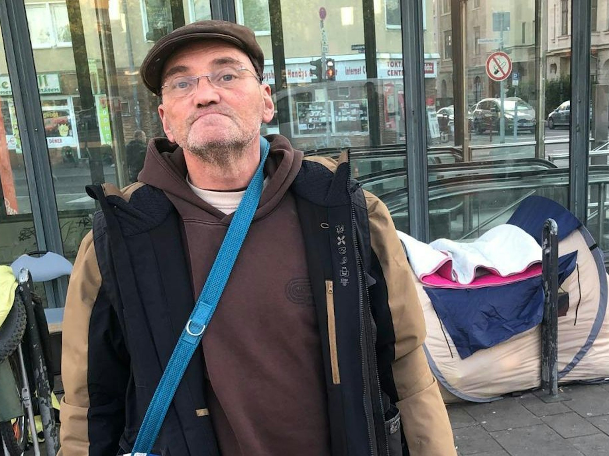 Franco Clemens zeigt Zeltlager in Köln und ruft den sozialen Notstand für Köln aus.