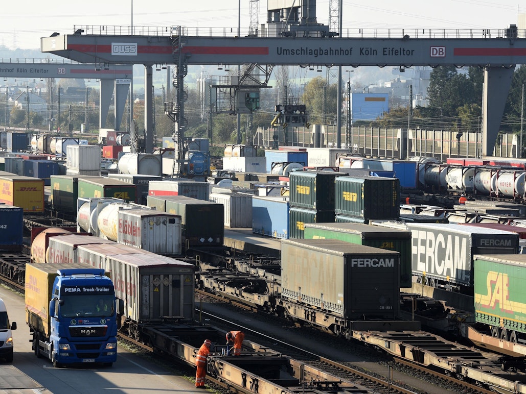 Güterzüge und Lastwagen stehen auf dem Umschlagbahnhof Eifeltor in Köln (Archivbild).