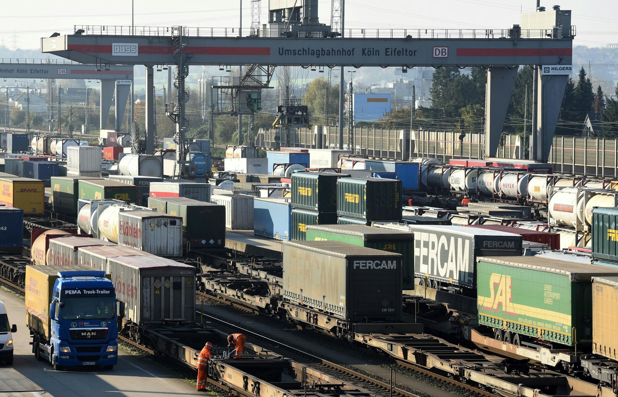 Güterzüge und Lastwagen stehen auf dem Umschlagbahnhof Eifeltor in Köln (Archivbild).