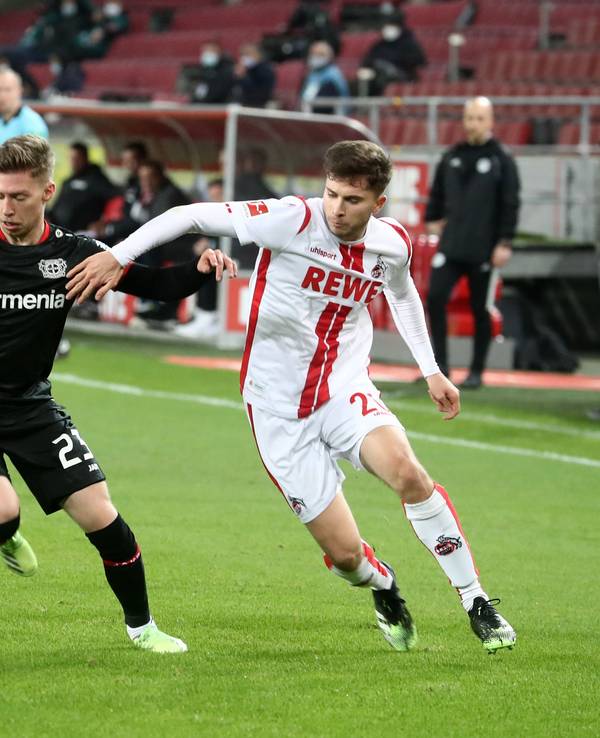 Mitchell Weiser in Aktion mit Ball.