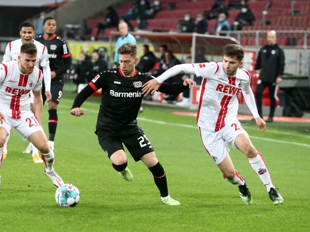 Mitchell Weiser in Aktion mit Ball.