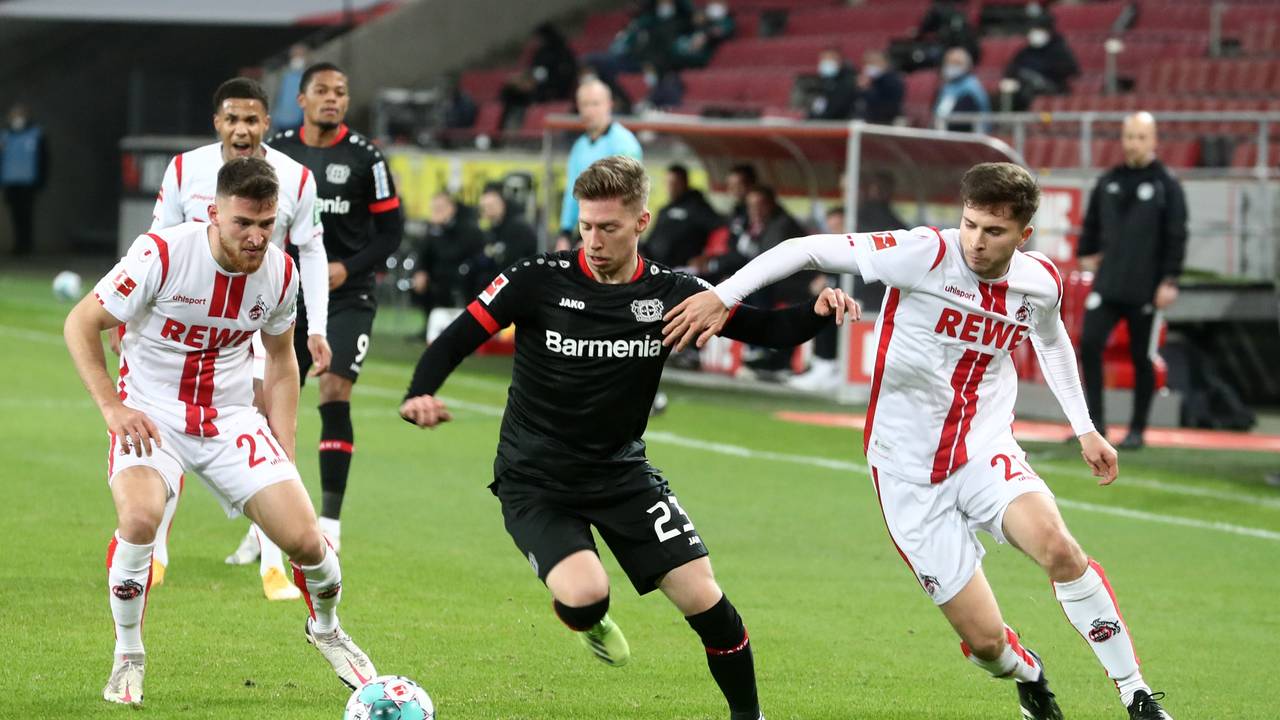 Mitchell Weiser in Aktion mit Ball.