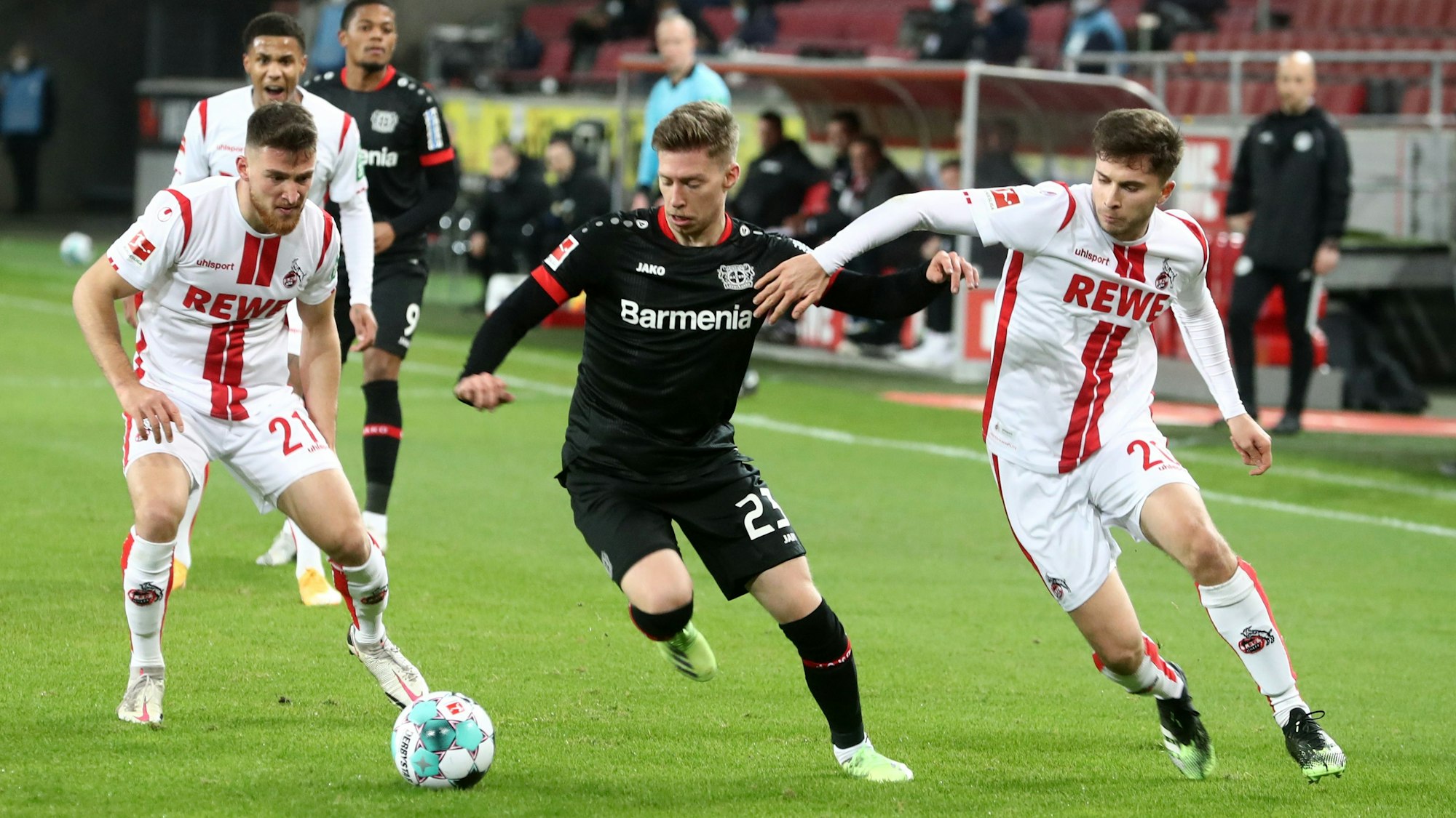 Mitchell Weiser in Aktion mit Ball.