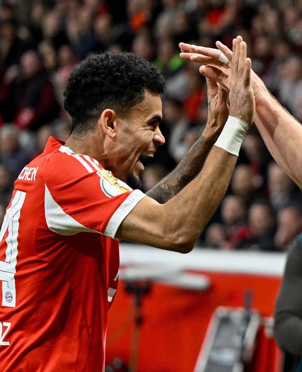 Luis Diaz und Harry Kane (r.) klatschen sich ab.