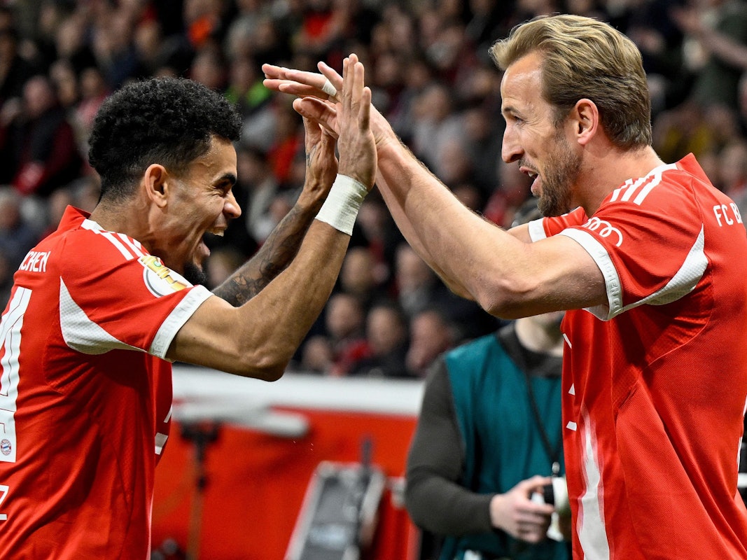 Luis Diaz und Harry Kane (r.) klatschen sich ab.