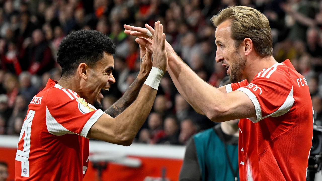Luis Diaz und Harry Kane (r.) klatschen sich ab.