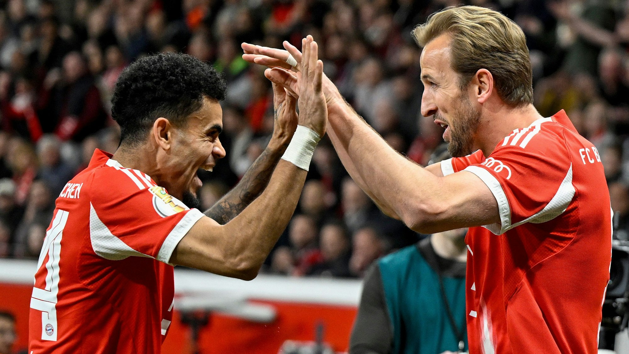 Luis Diaz und Harry Kane (r.) klatschen sich ab.