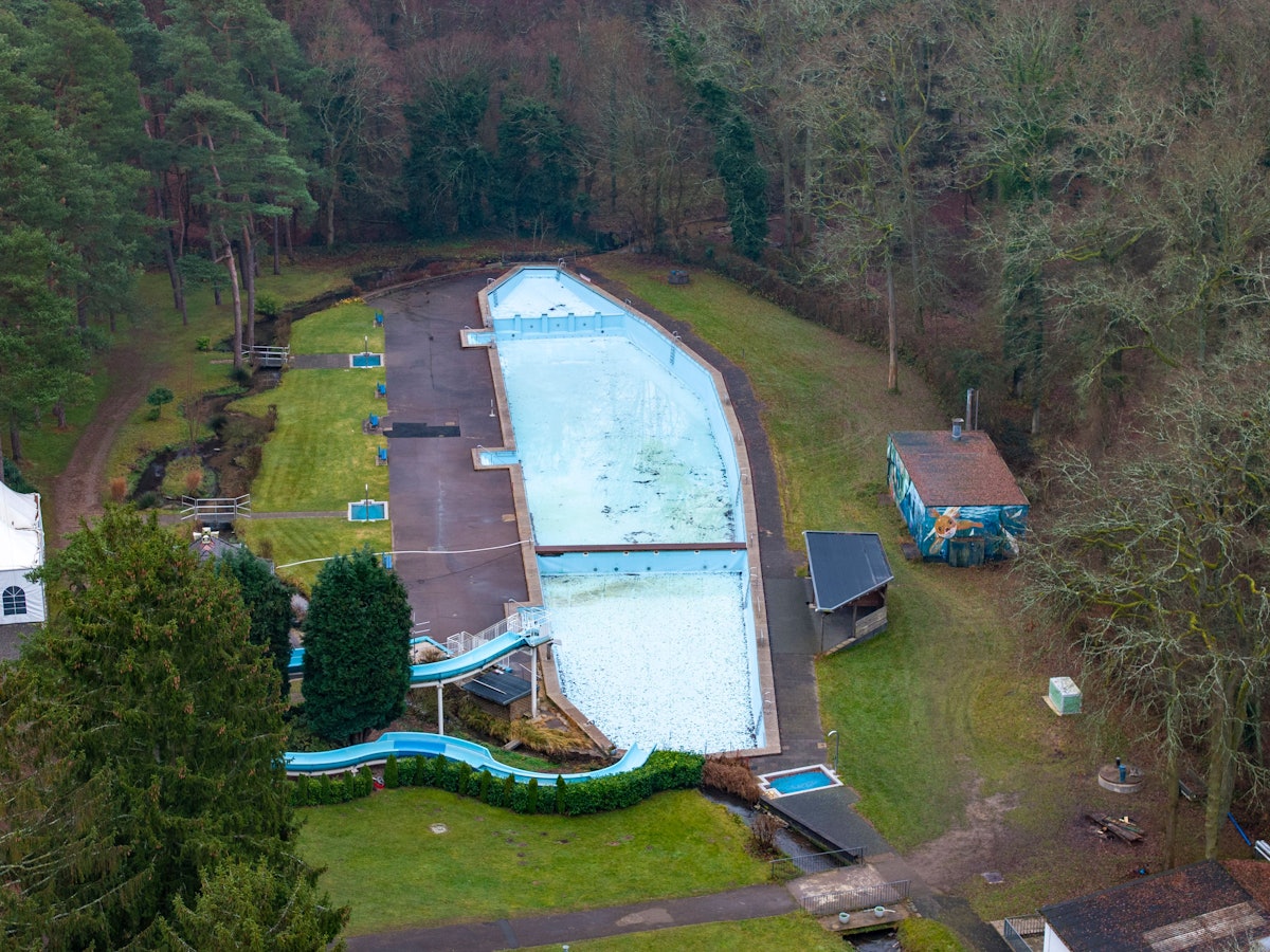 Das Waldbad Dünnwald, hier im Dezember 2025, stand vor dem Aus. Eine Sanierung kostet mindestens acht Millionen Euro. Nun ist das Freibad durch den Bund gerettet.