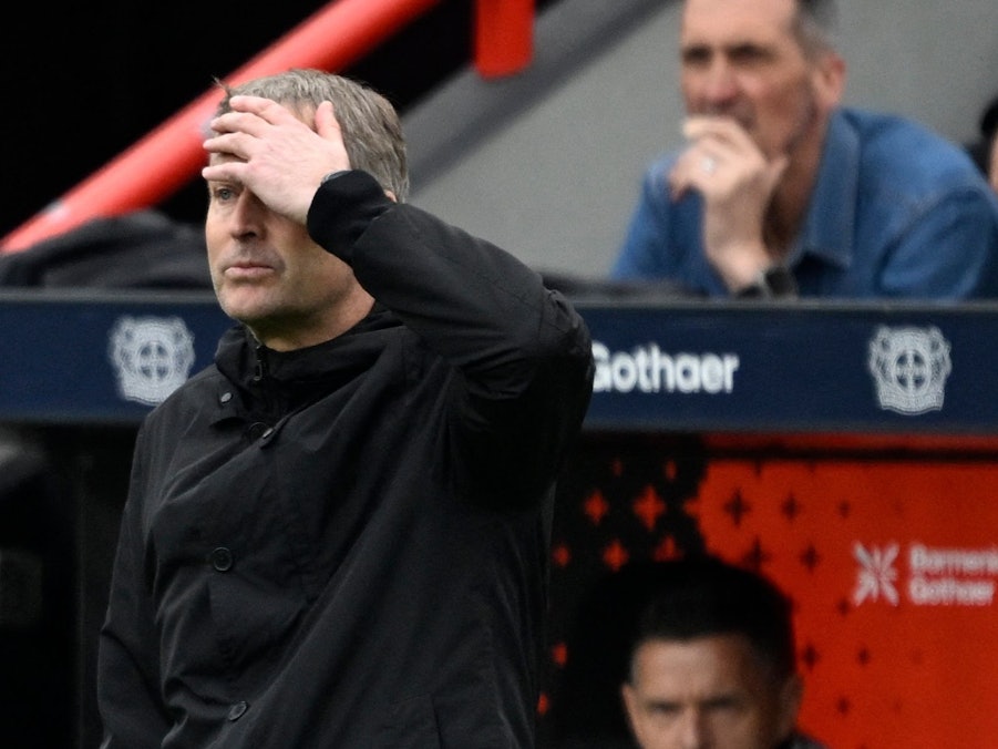 Kasper Hjulmand hält sich beim Leverkusen-Spiel die Hand vor das Gesicht.
