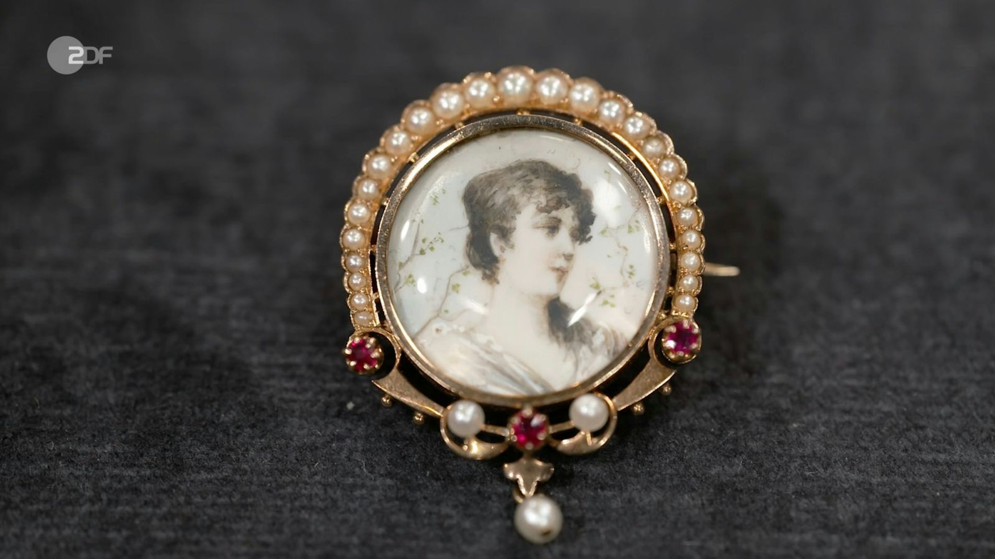 Eine geerbte Brosche datierte Expertin Horz auf 1890 bis 1900 und in dem Porträt eine idealisierte Darstellung von Schönheit, keine konkrete Person. Der Wert für das Schmuckstück aus 585er Gold mit Perlen und Rubinen wurde auf 450 bis 500 Euro geschätzt, gewünscht wurden zwar 600 Euro, doch Christian Vechtel zahlte schließlich 400 Euro.
(Bild: ZDF)