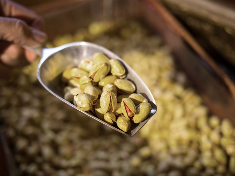 Pistazien werden in einem Geschäft angeboten