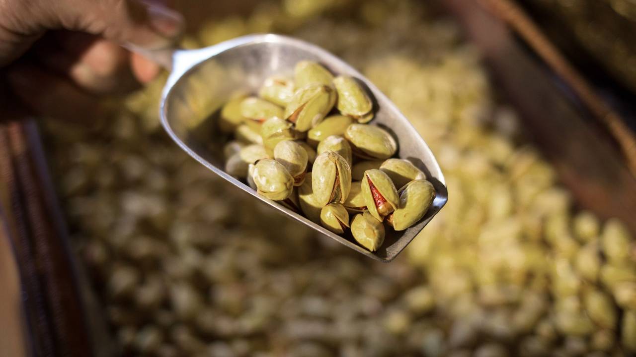 Pistazien werden in einem Geschäft angeboten