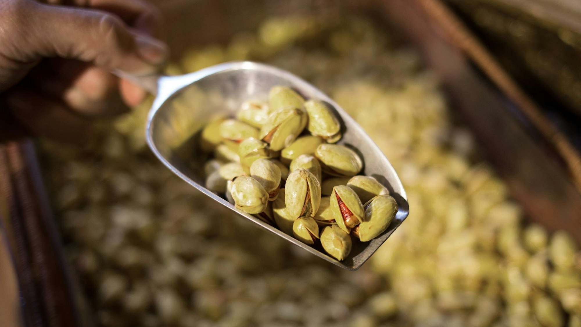 Pistazien werden in einem Geschäft angeboten