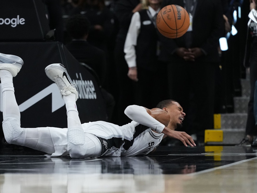 Wembanyama bei einem schmerzhaften Aufprall auf dem Basketball-Parkett.