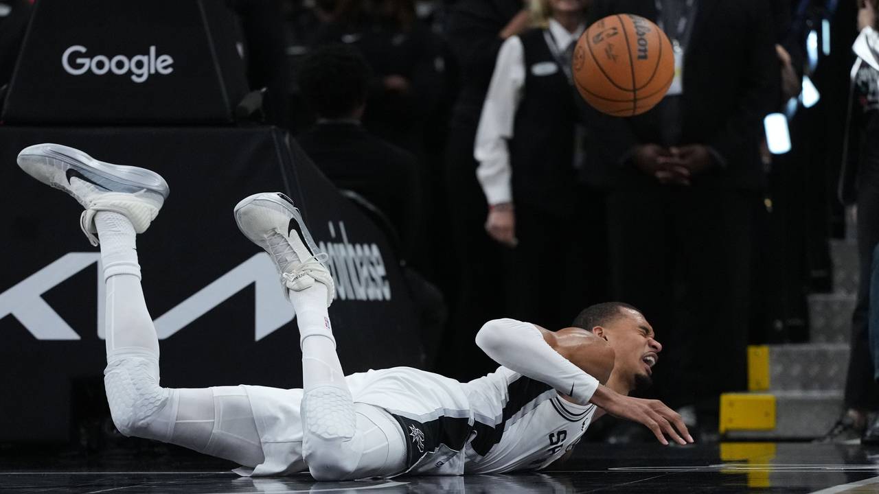 Wembanyama bei einem schmerzhaften Aufprall auf dem Basketball-Parkett.