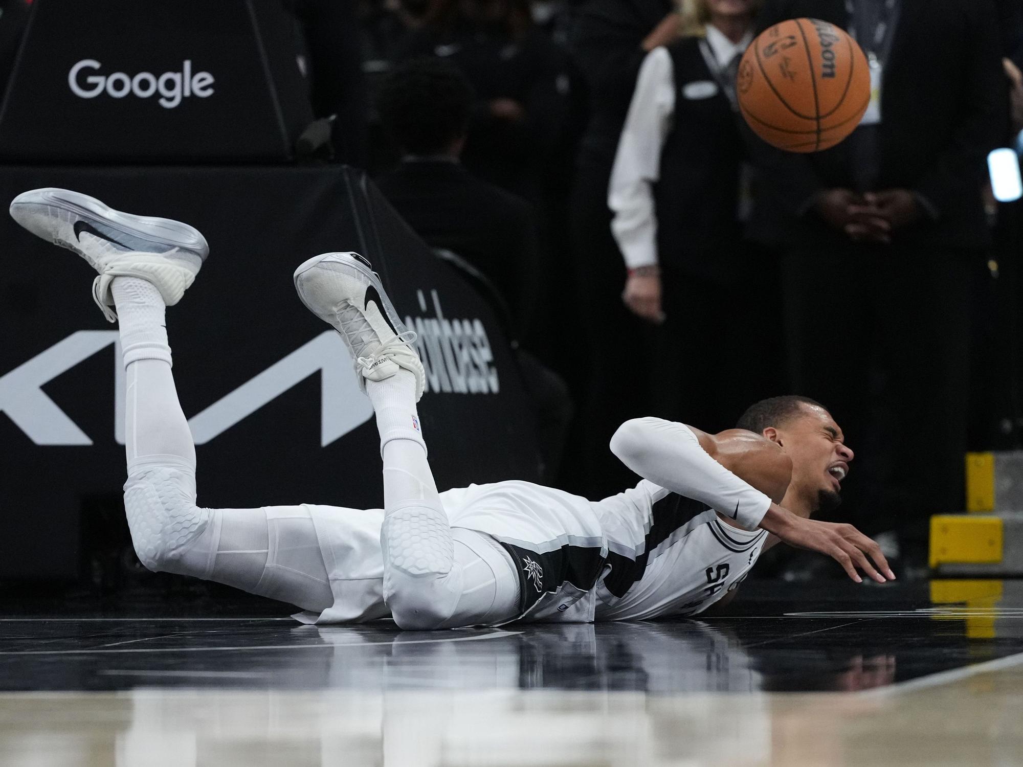Wembanyama bei einem schmerzhaften Aufprall auf dem Basketball-Parkett.