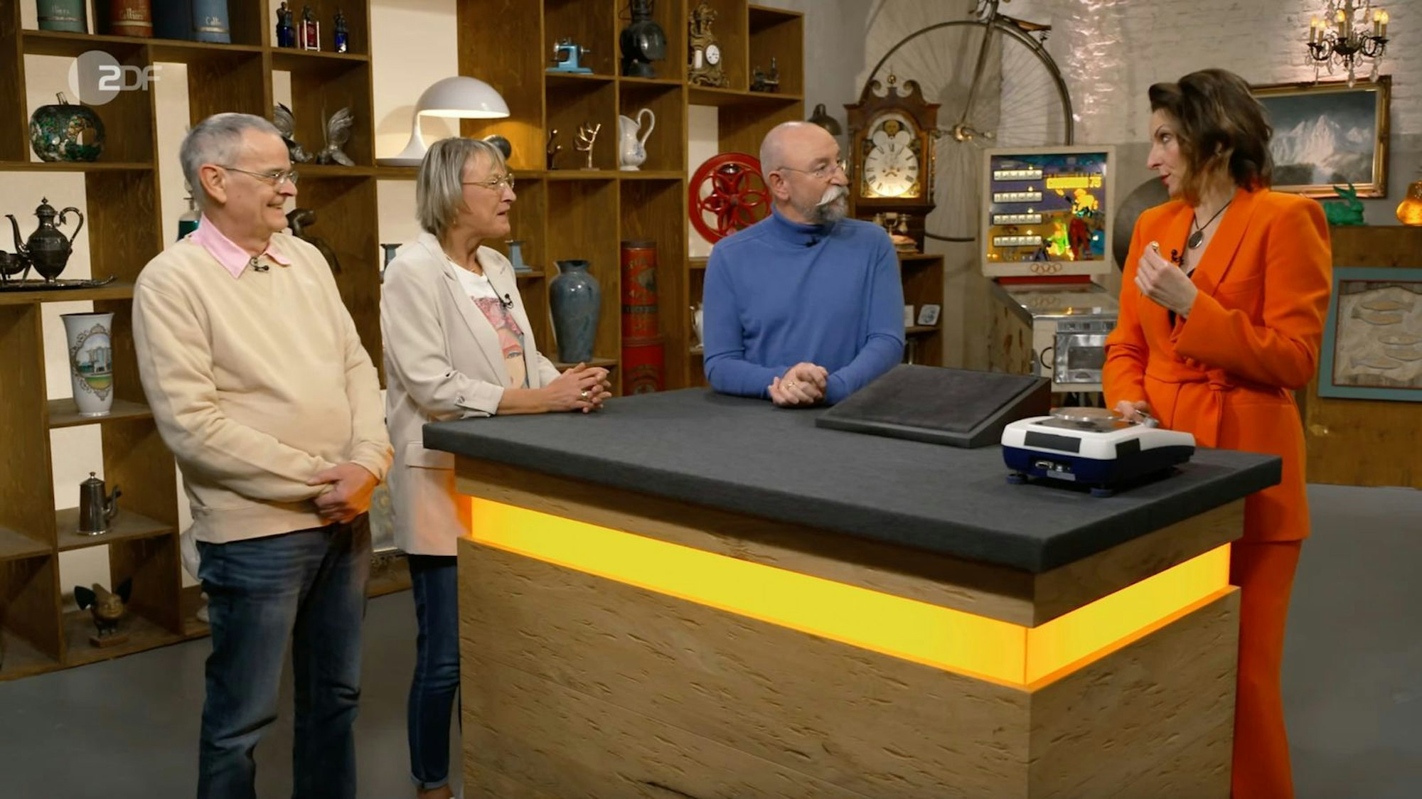 Simone und Ernst aus Düsseldorf wollten eine Damenuhr verkaufen, die seit fast 50 Jahren in Familienbesitz war. Ursprünglich gehörte sie der ersten Ehefrau des Verkäufers, wie er erzählte - doch inzwischen wurde sie nicht mehr getragen. Für Expertin Wendela Horz waren solche Stücke echte „Wunscherfüller“, ganz besonders dieses prachtvolle Exemplar. (Bild: ZDF)